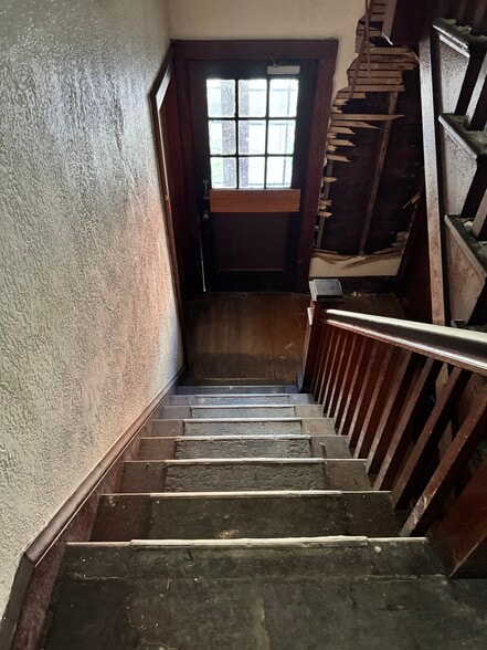 More Photos Of 102 Rowe Ave, Hartford Apartments For Sale