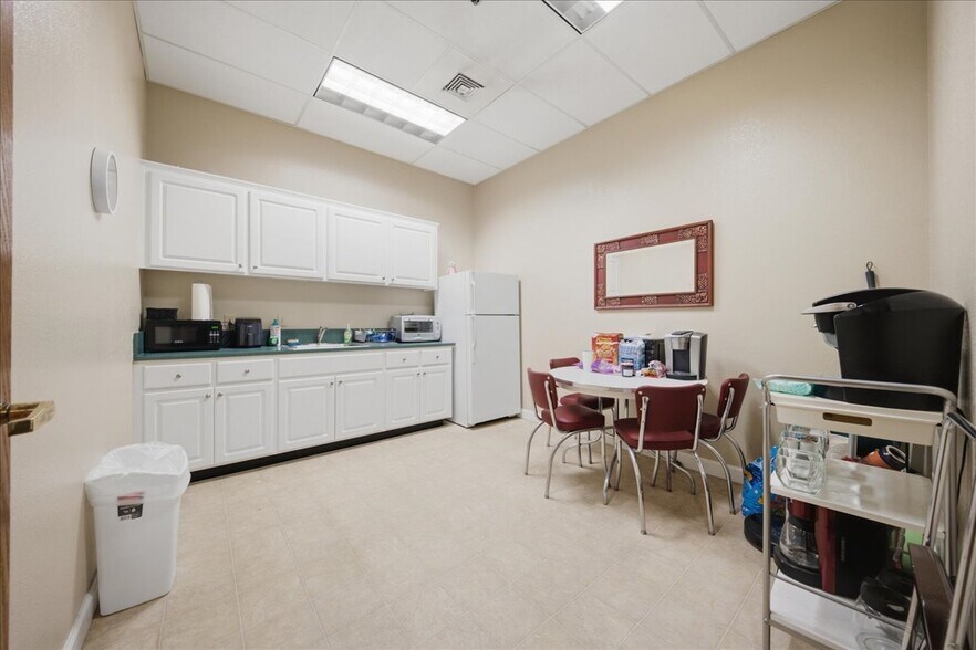 More Photos Of 700 University Ave, Sacramento Office For Lease