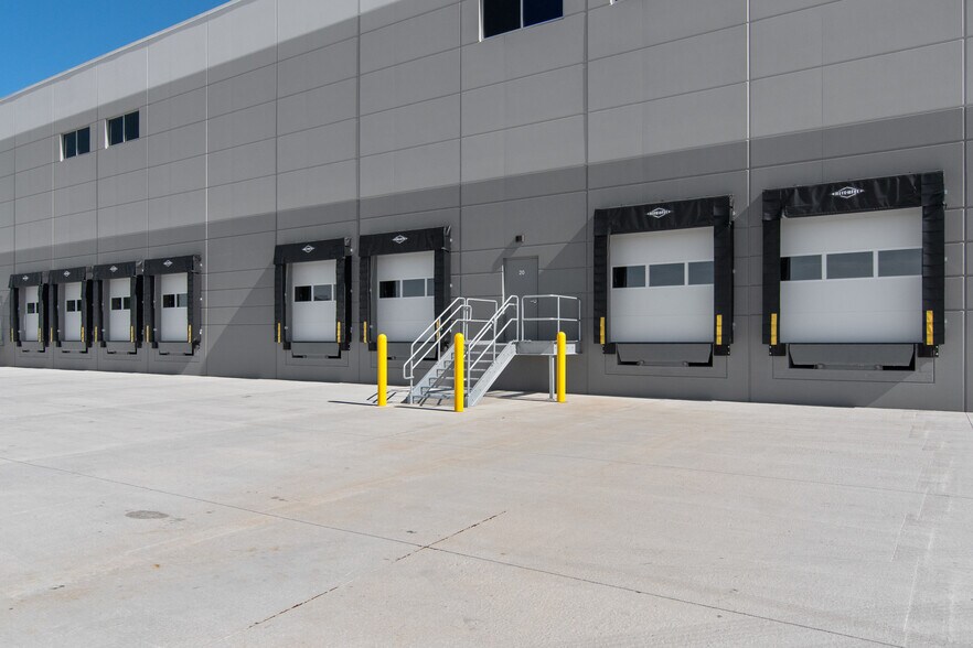 More Photos Of 9141 S 13th St, Oak Creek Warehouse For Lease