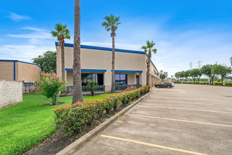 More Photos Of 15255 Gulf Fwy, Houston Unknown For Lease