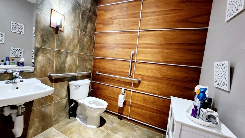 More Photos Of 8700 Executive Woods Dr, Lincoln Office For Lease