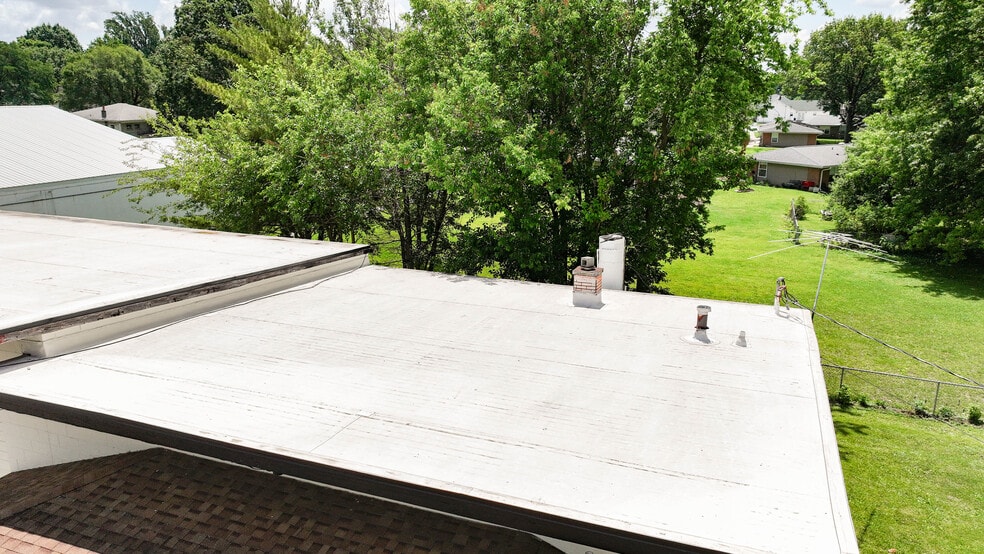 More Photos Of 406 W Carpenter St, Jerseyville Flex For Sale