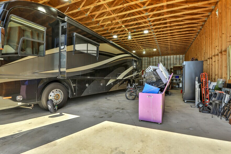 More Photos Of 203 Isaacks Rd, Humble Office For Lease