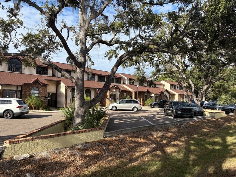 More Photos Of 6105 Memorial Hwy, Tampa Office For Lease