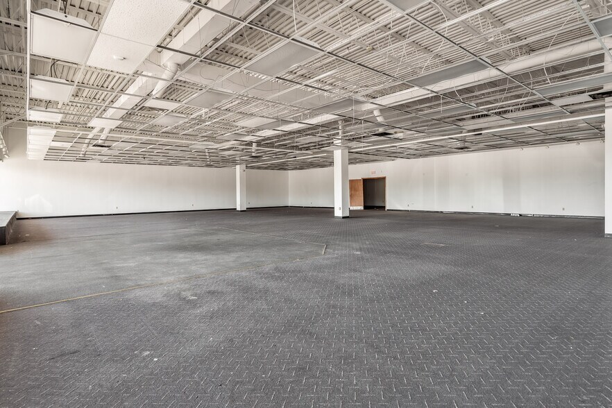 More Photos Of 3702-3748 N Main St, Rockford Storefront For Lease