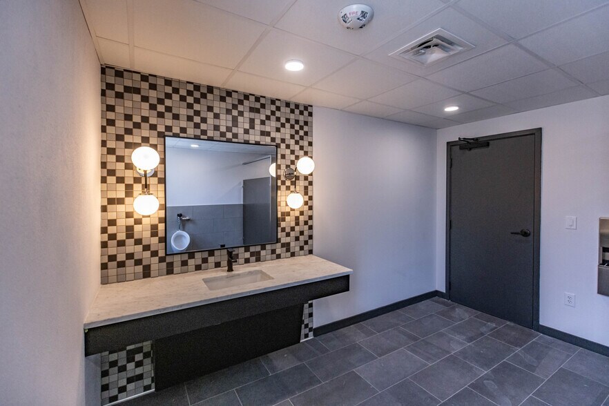 More Photos Of 200 Main Plz, San Antonio Office For Lease