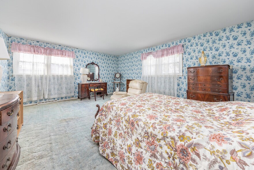 More Photos Of 40 W Kings Hwy, Mount Ephraim Office For Sale