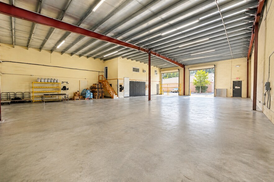 More Photos Of 4366 Louis Ave, Holiday Warehouse For Lease