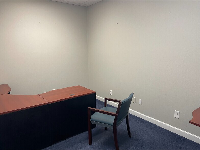 More Photos Of 913 Gulf Breeze Pky, Gulf Breeze Storefront Retail Office For Sale