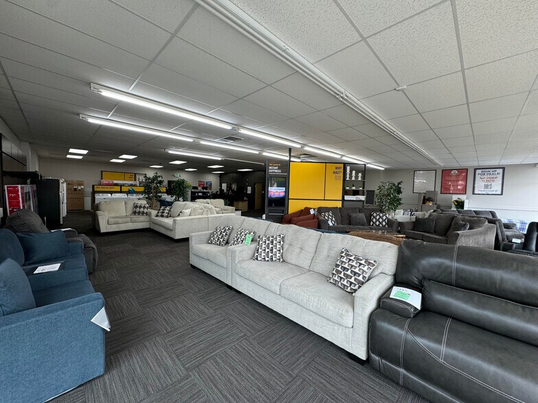More Photos Of 1411 Franklin St, Michigan City Showroom For Sale