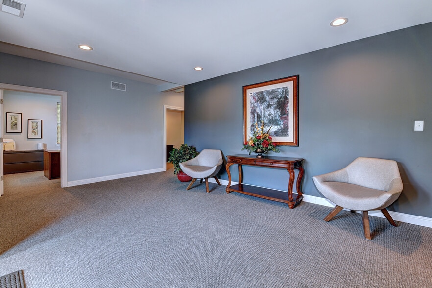More Photos Of 10609-10611 Watterson Center Ct, Louisville Office For Sale
