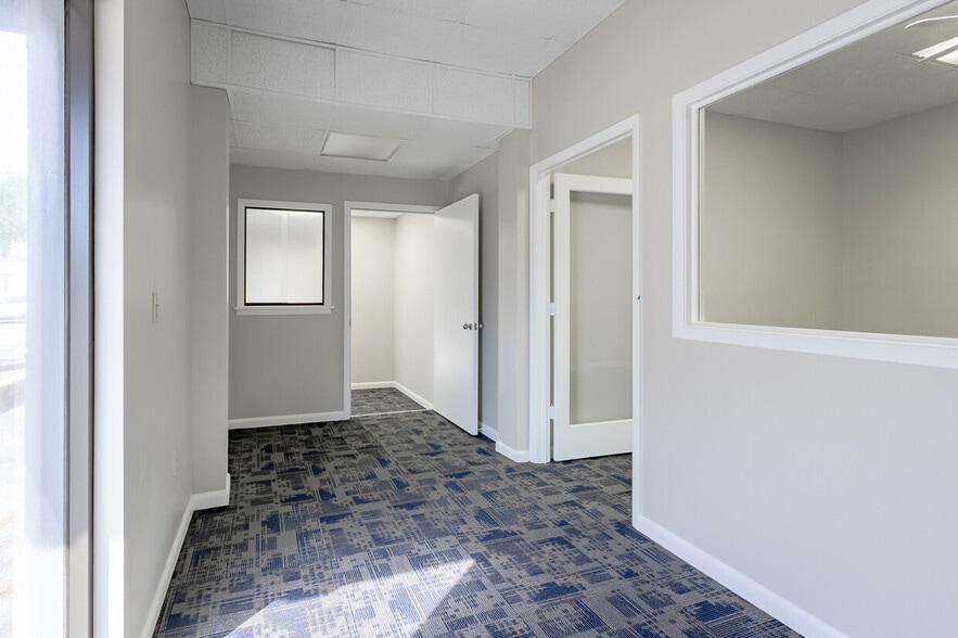 More Photos Of 811 Manatee Ave W, Bradenton Storefront Retail Office For Lease