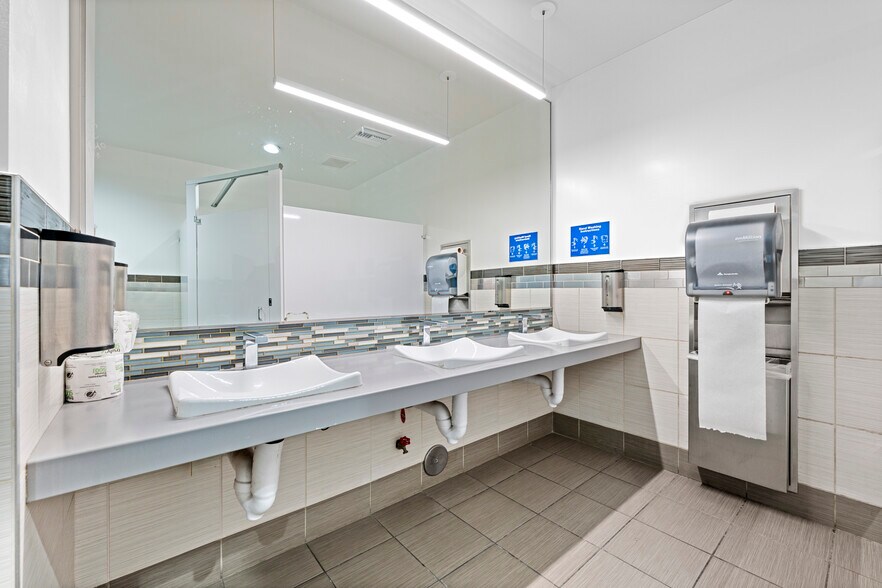 More Photos Of 2650 Camino del Rio N, San Diego Office For Lease