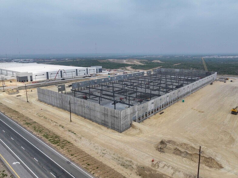 More Photos Of Mines Rd., Laredo Warehouse For Lease