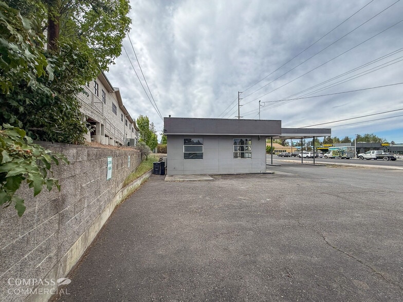 More Photos Of 1080 SE 3rd St, Bend Service Station For Lease