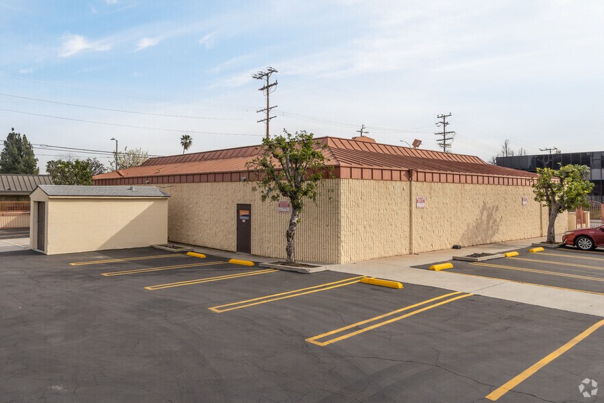 More Photos Of 16605 Sherman Way, Van Nuys Freestanding For Lease