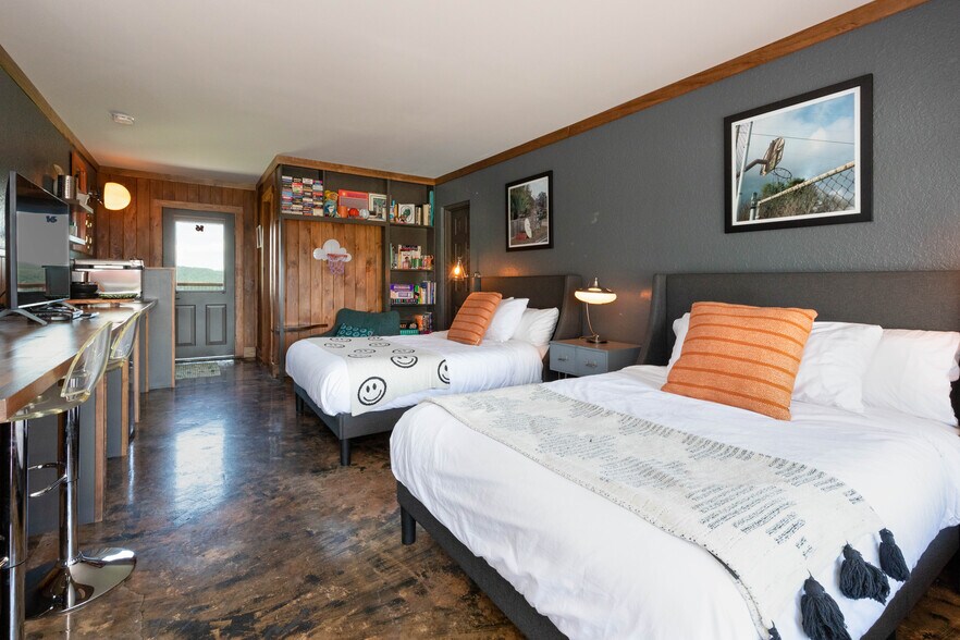 More Photos Of 1793 Holbert Cove Rd, Saluda Hotel For Sale