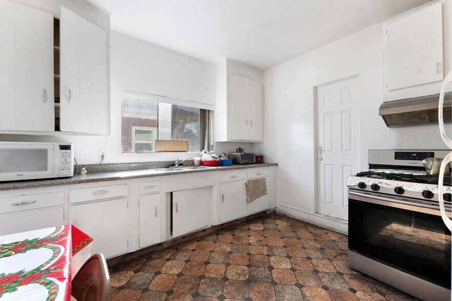 More Photos Of 2005 Magnolia Ave, Los Angeles Apartments For Sale