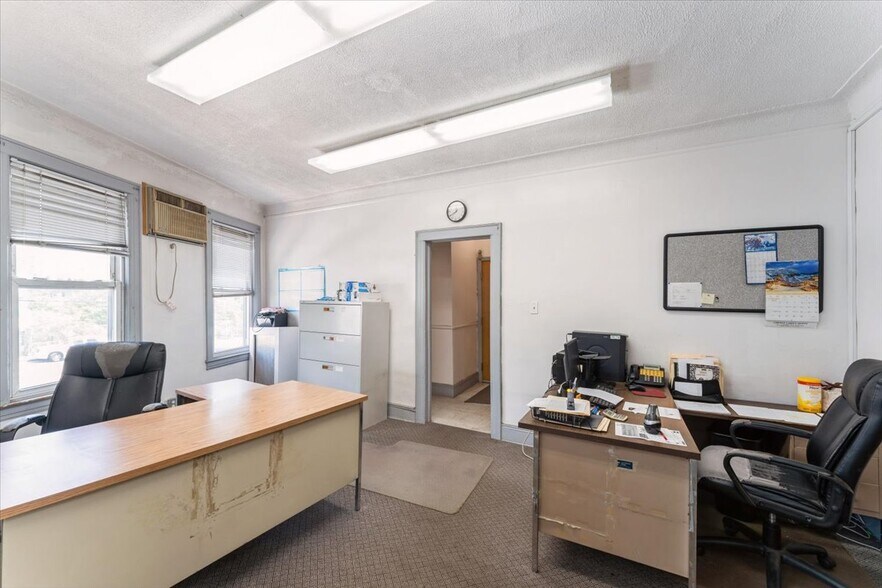 More Photos Of 13210 Hillside Ave, Richmond Hill Storefront Retail Office For Sale