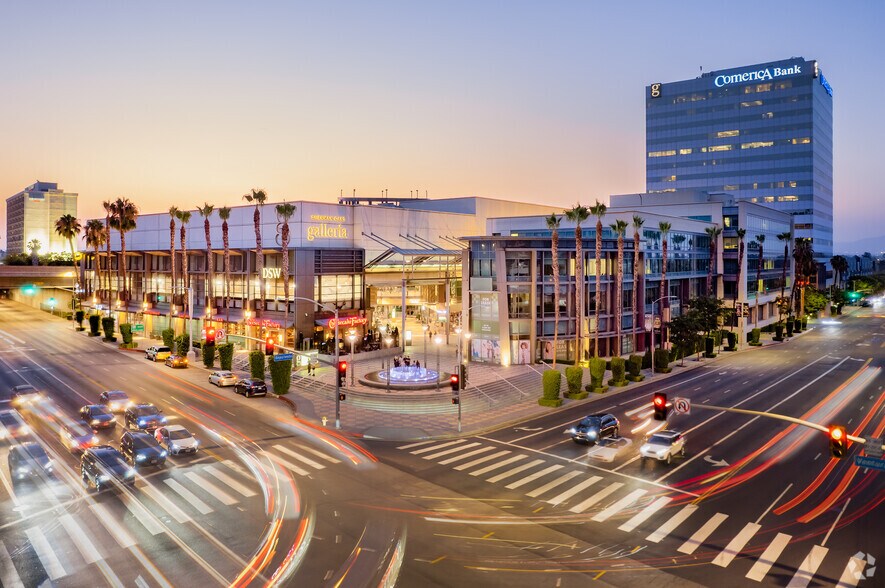 Primary Photo Of 15301 Ventura Blvd, Sherman Oaks Storefront For Lease