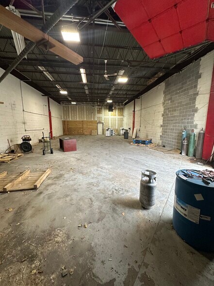More Photos Of 1371 Church St, Bohemia Manufacturing For Lease
