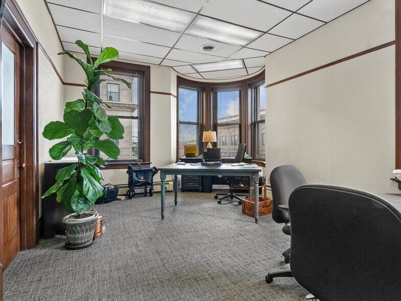 More Photos Of 921-931 8th St, Manitowoc Office For Sale