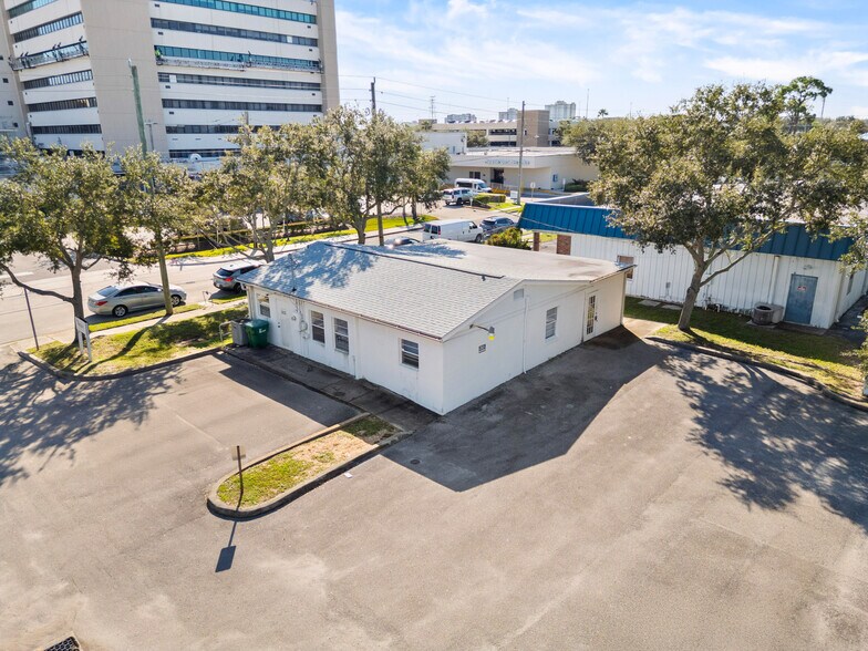 Primary Photo Of 1322 Oak St, Melbourne Medical For Sale
