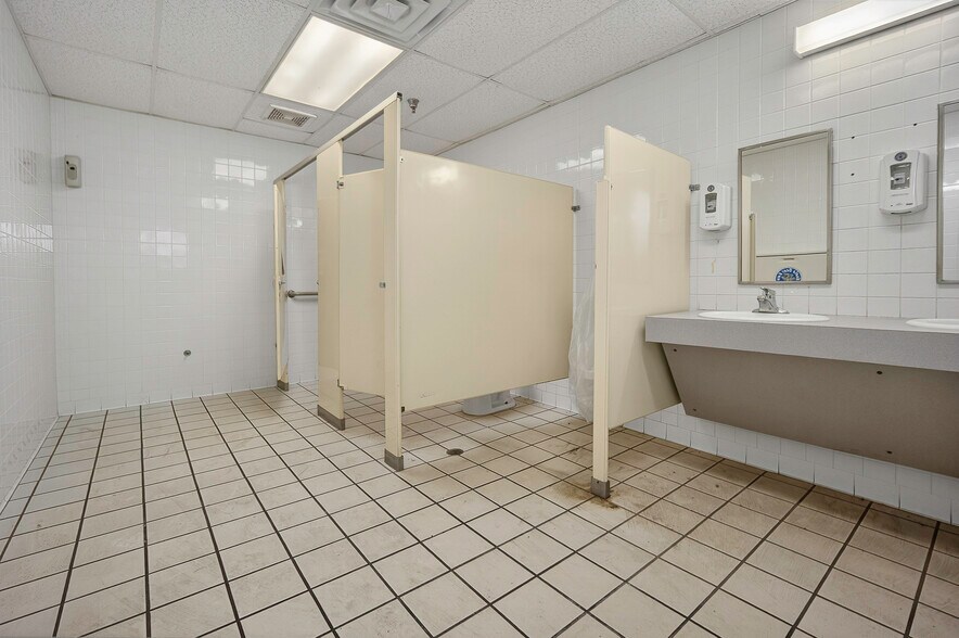 More Photos Of 1400 N Kennedy Ave, Shawnee Office For Sale