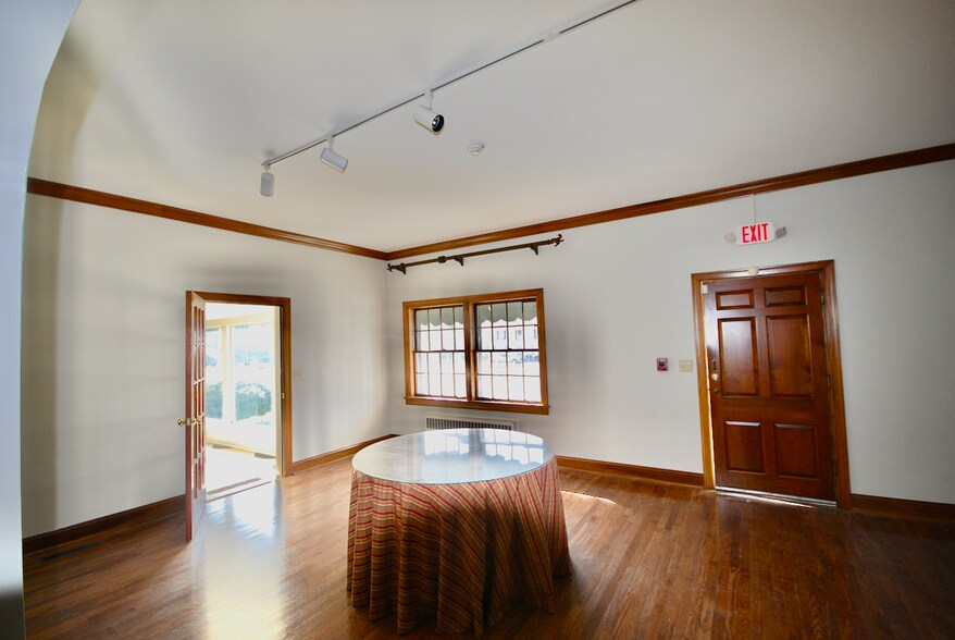 More Photos Of 1651 Hollywood Dr, Jackson Office For Sale