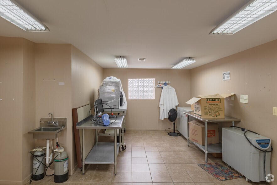 More Photos Of 27253 Van Dyke Ave, Warren Medical For Lease