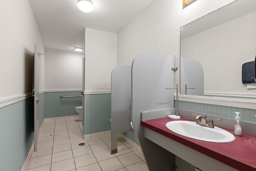 More Photos Of 6024 Cortez Blvd, Weeki Wachee General Retail For Sale