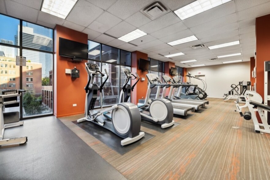 More Photos Of 325-333 N Des Plaines St, Chicago Apartments For Lease