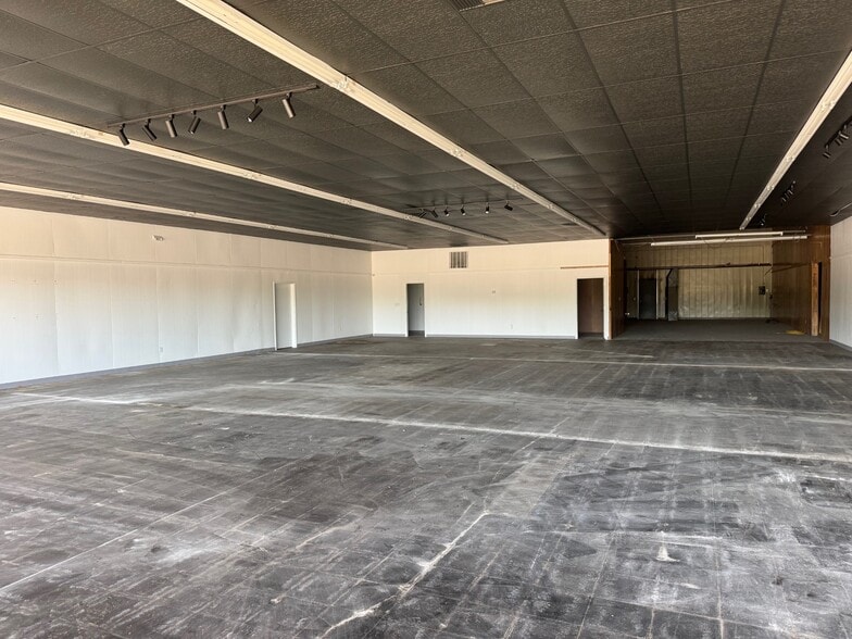 More Photos Of 304 W Mcartor Rd, Dodge City Unknown For Lease