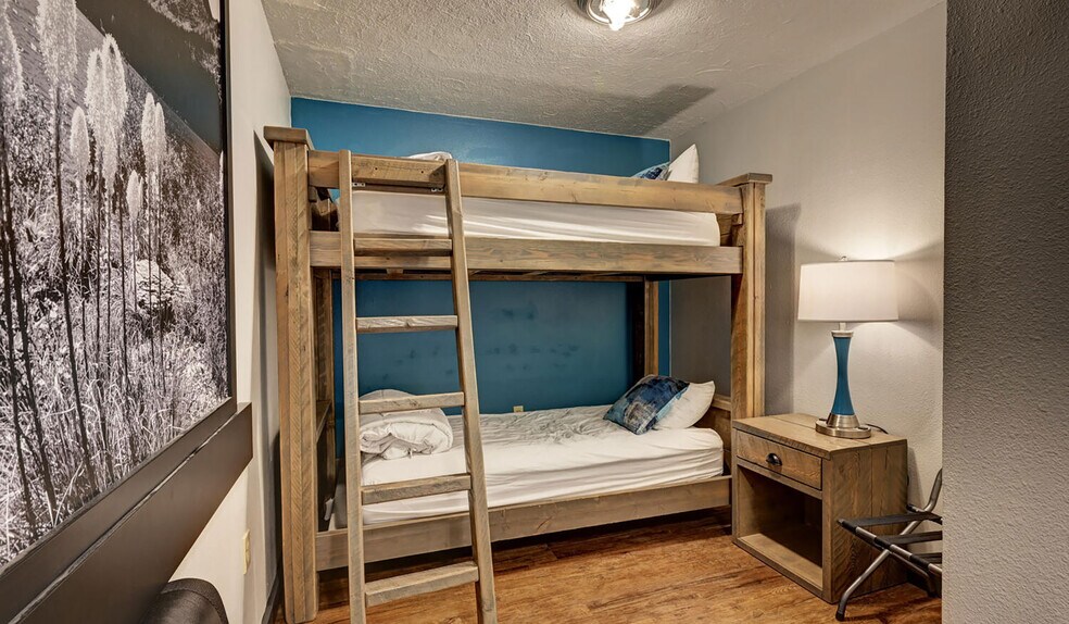 More Photos Of 702 Scott St, Gardiner Hotel For Sale