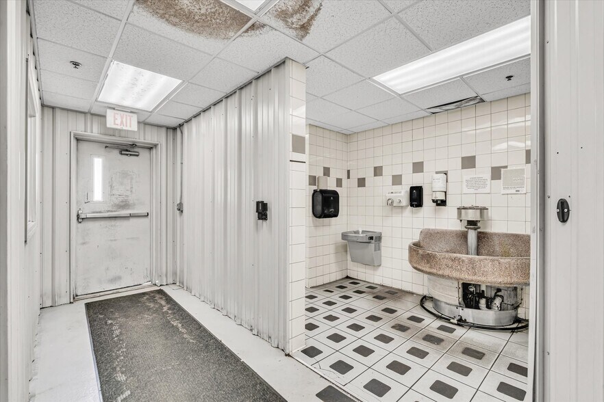 More Photos Of 202 1st St S, Kalona Manufacturing For Sale