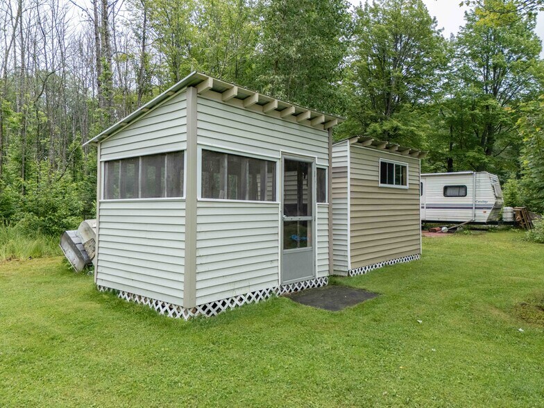 More Photos Of 229 E Lake Emily Rd, Crystal Falls Trailer Camper Park For Sale