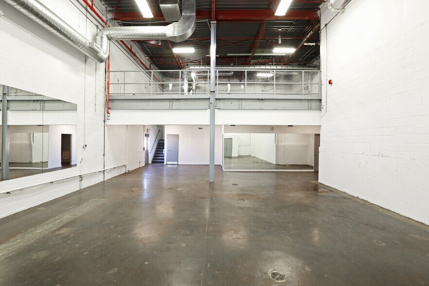 More Photos Of 100 Sunrise Av, Toronto Warehouse For Lease