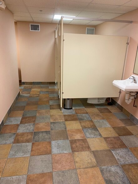 More Photos Of 32 Worlds Fair Dr, Somerset Medical For Lease