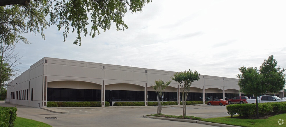 More Photos Of 16670-16700 Park Row, Houston Light Distribution For Lease