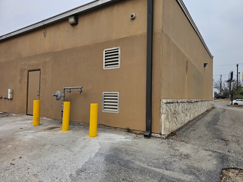 More Photos Of 9262 Culebra Rd, San Antonio Storefront Retail Office For Lease