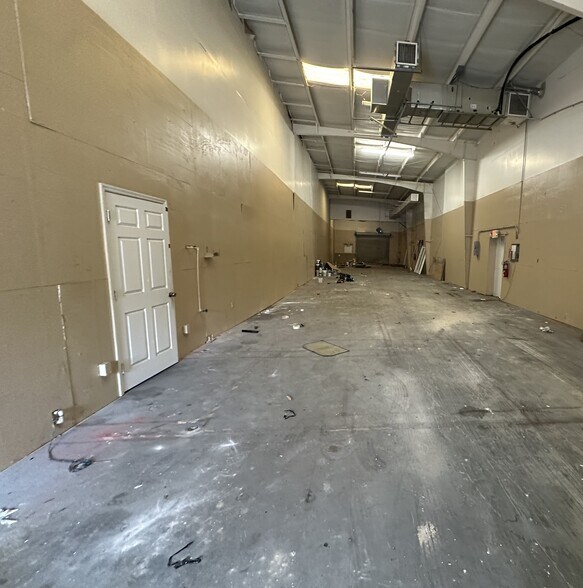 More Photos Of 5718 Corporation Cir, Fort Myers Warehouse For Lease