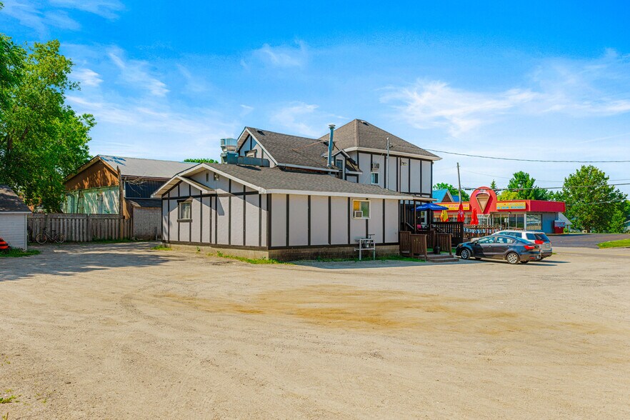 More Photos Of 7 Union St, Smiths Falls Restaurant For Sale