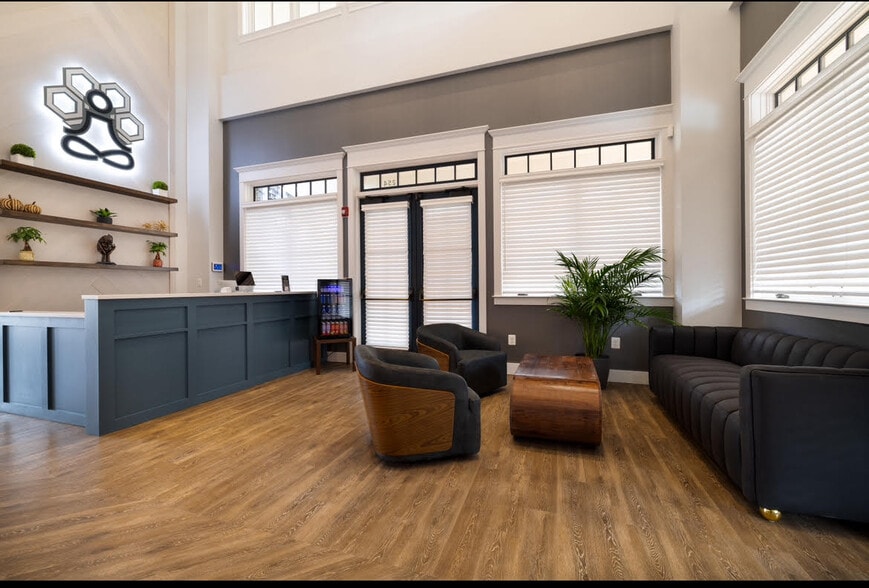 More Photos Of 250-254 N Sycamore St, Newtown Freestanding For Lease