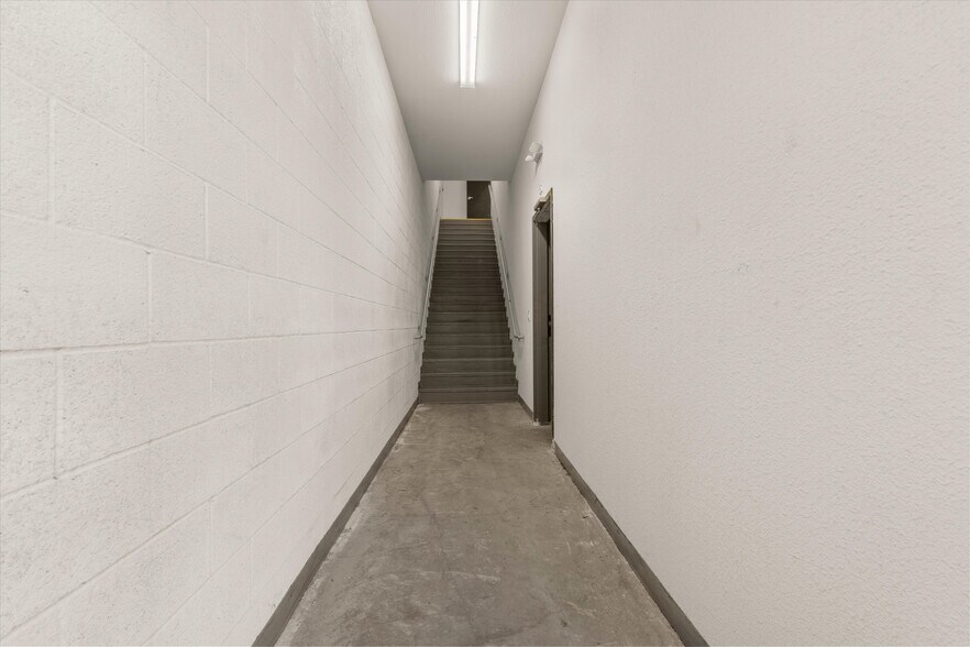 More Photos Of 7018 1/2 Darby Ave, Reseda Industrial For Lease