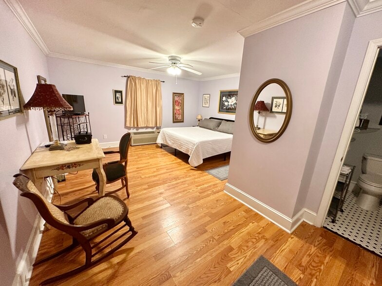 More Photos Of 615 College St, Clinton Hotel For Sale