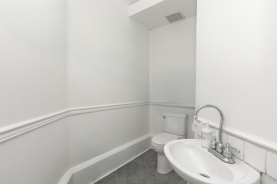 More Photos Of 12185 Beecher St, Surrey Storefront For Sale