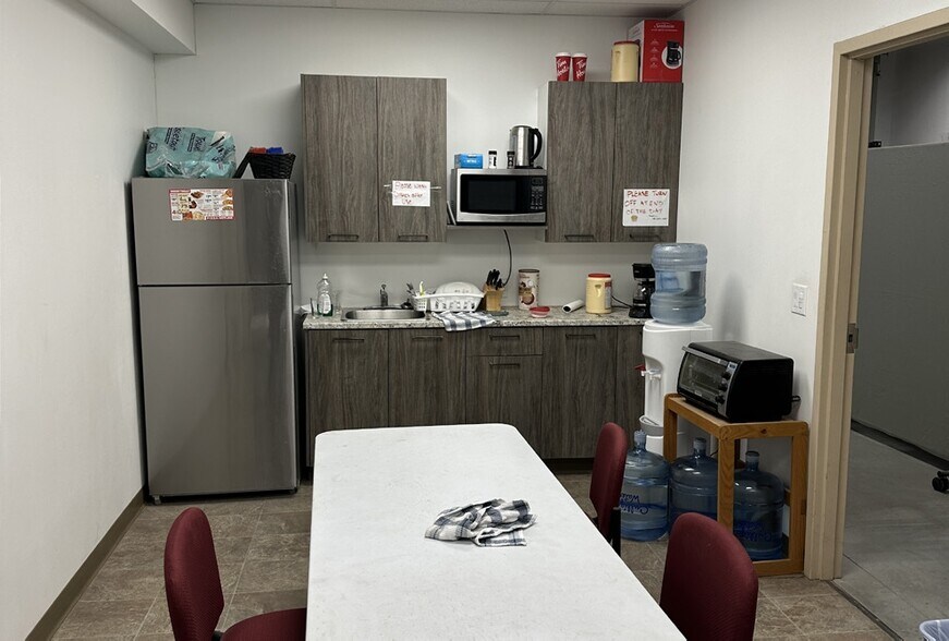 More Photos Of 615 Camiel Sys St, Winnipeg Distribution For Lease