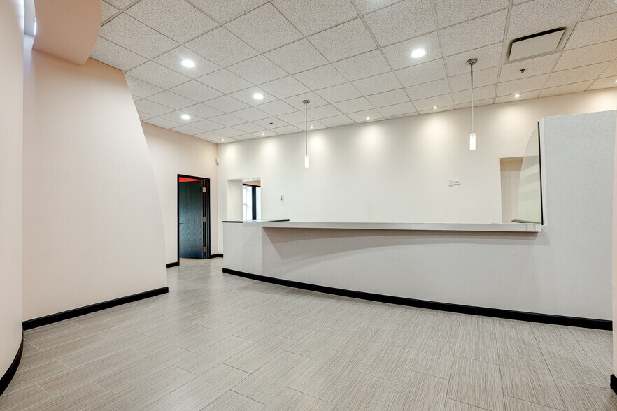 More Photos Of 867-877 Boul Jean-Paul-Vincent, Longueuil Warehouse For Lease