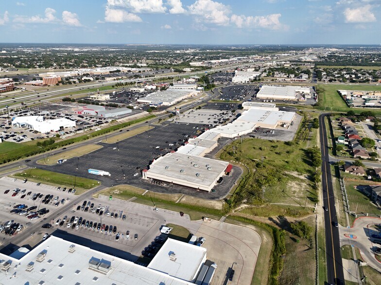 More Photos Of 1800 Lowes Blvd, Killeen General Retail For Sale