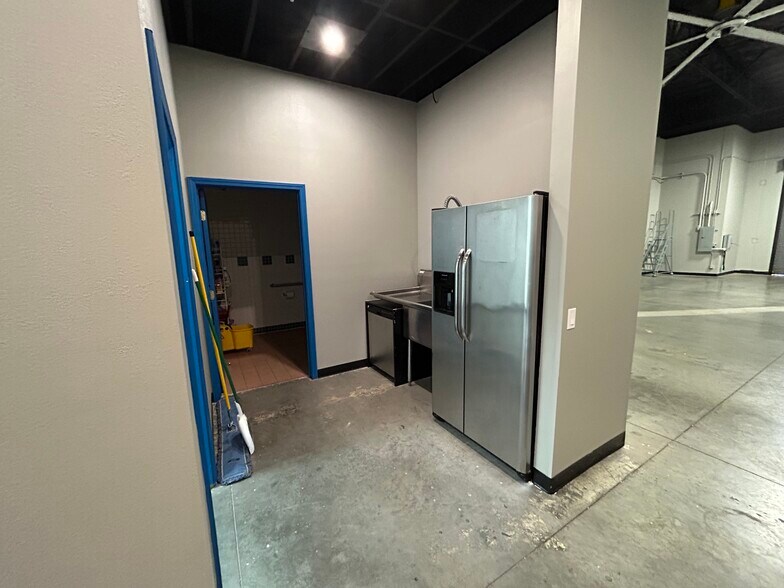 More Photos Of 4328-4330 Redwood Hwy, San Rafael Research And Development For Sale